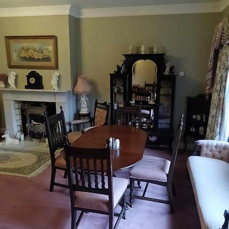 Pinewood Lodge Guest House オマー エクステリア 写真