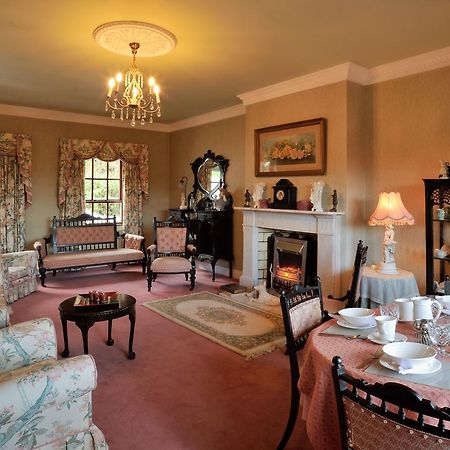 Pinewood Lodge Guest House オマー エクステリア 写真
