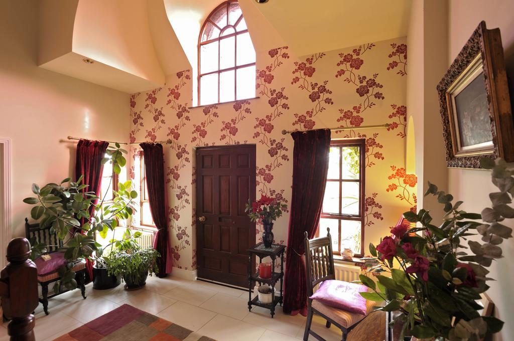 Pinewood Lodge Guest House オマー エクステリア 写真