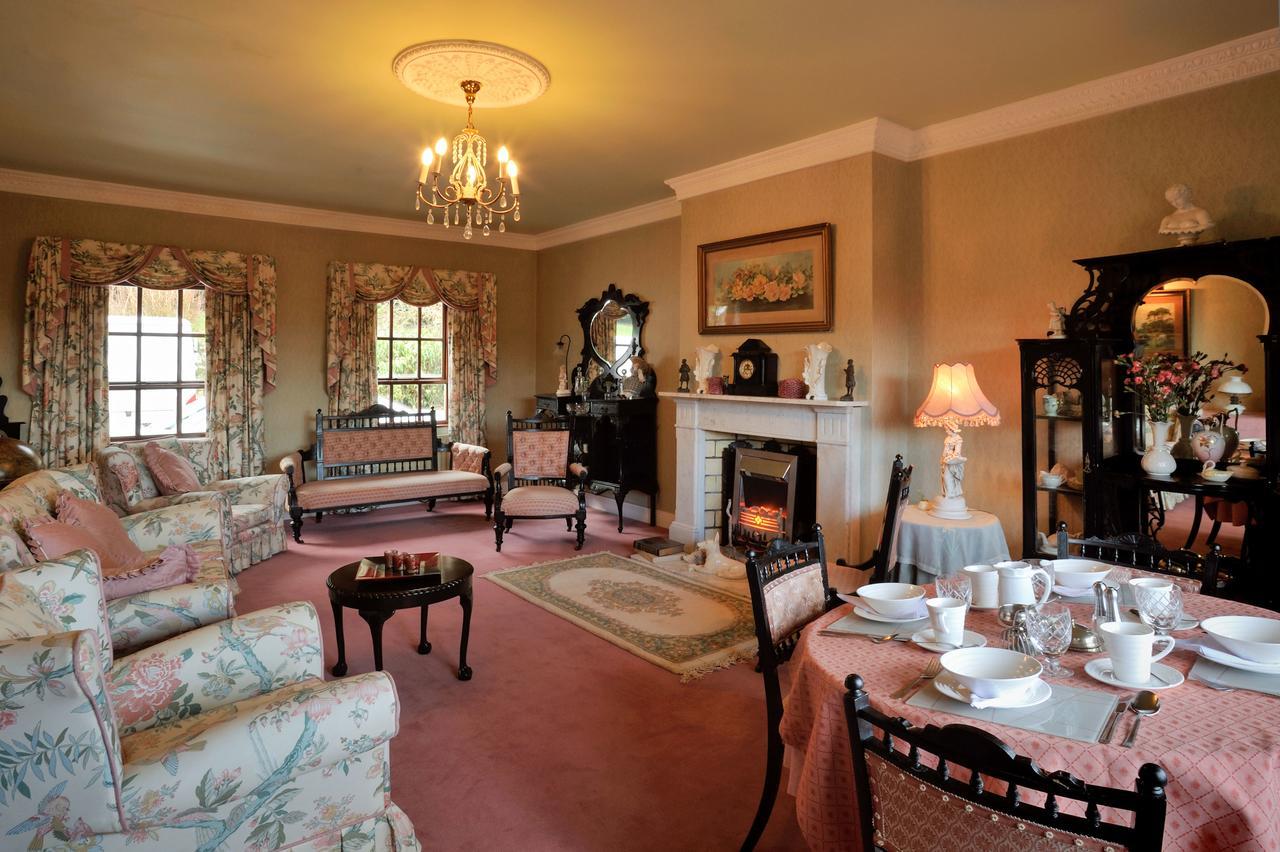 Pinewood Lodge Guest House オマー エクステリア 写真